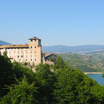 Bild (wikipedia) zeigt das Castel di Cles im Nonstal.